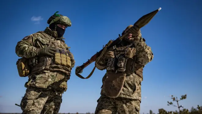 Abasirikare babiri ba Ukraine mu mwambaro w'intambara bafise igitera roketi muri Donetsk Oblast, Ukraine, ku wa 21 Ruhuhuma 2025 