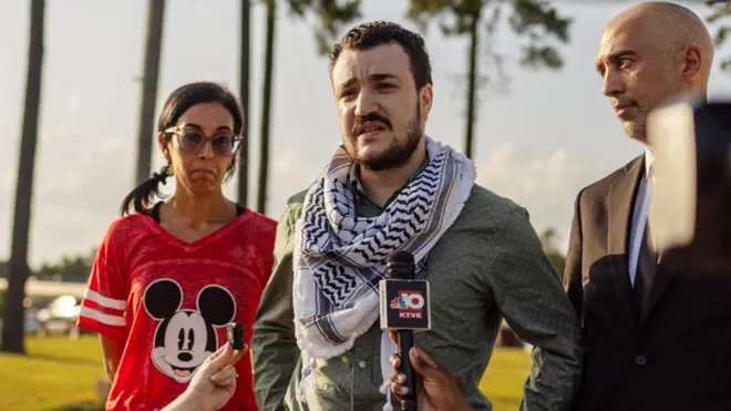 Khalil salió del centro de detención en Jena, Luisiana, en compañía de sus abogados y con una kaffiyeh, símbolo de la solidaridad palestina.