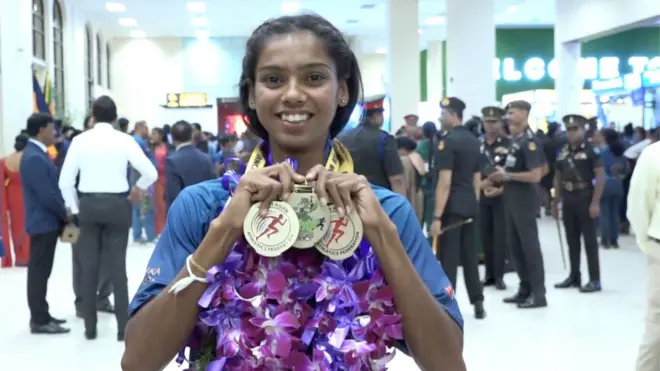 සිව් වන දකුණු ආසියානු ජ්යෙෂ්ඨ මලල ක්රීඩා ශූරතාවලියේදී රන් පදක්කම් තුනක් දිනු සෆියා යාමික් ශ්රී ලංකාවට පැමිණි අවස්ථාව.