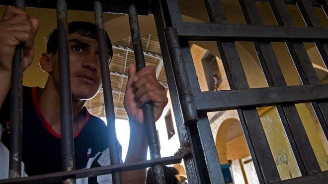 Un recluso en una celda de la cárcel en Cuenca, Ecuador