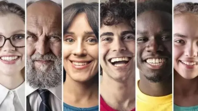 أشخاص يبتسمون