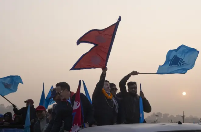 रास्वपाका कार्यकर्ताहरू नेपालको राष्ट्रिय झण्डा र घण्टीअङ्कित पार्टीको नीलो झण्डा फरफराउँदै