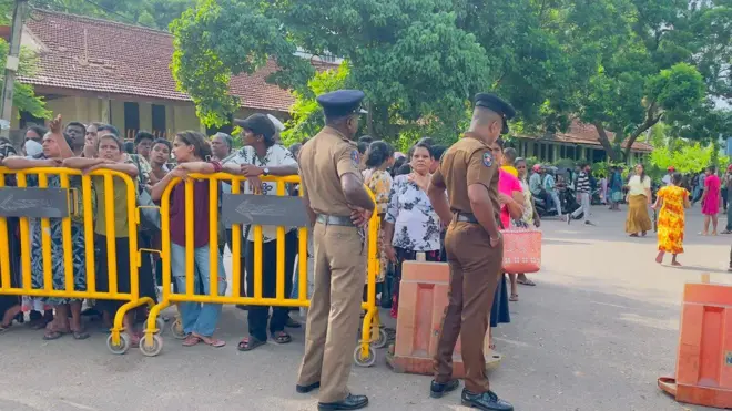 මීගමුව බන්ධනාගාර රැඳවියන්ගේ ඥතීන් 