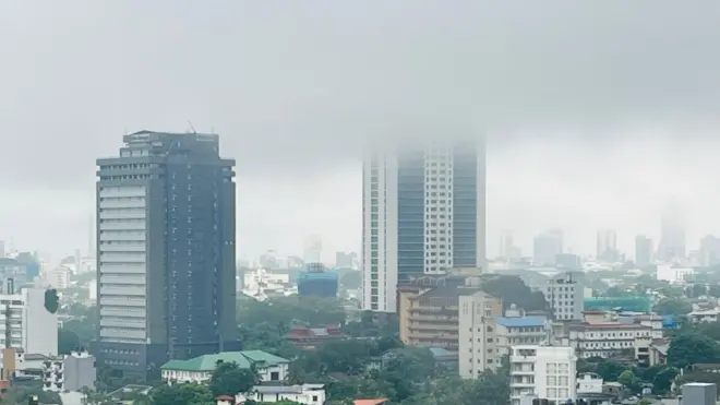 අධික වැසි සහිත කාලගුණය සමග දිවයිනේ දිස්ත්‍රික්ක 12ක ඇතිවූ ක්ෂණික ජලගැලීම්, තද සුළං, අකුණු සහ කණ්ඩි කඩා වැටීම් ඇතුළු ආපදා හේතුවෙන් පවුල් 34,492ක පුද්ගලයින් 134,484 දෙනෙක් පීඩාවට සිටිති.
විවිධ අනතුරුවලට ලක්ව මිය ගොස් ඇති පුද්ගලයින් සංඛ්‍යාව 3කි.
