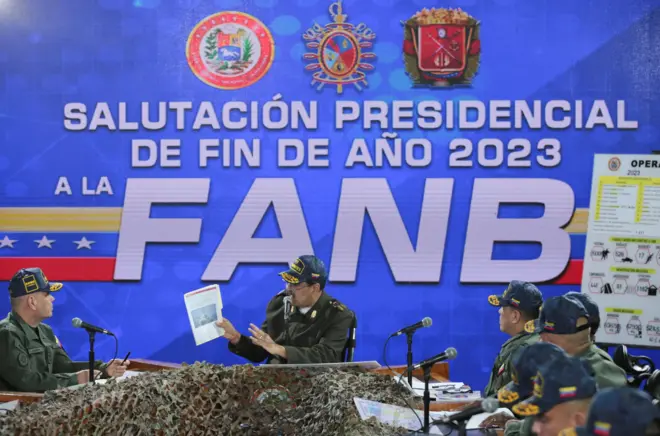 Maduro sentado diantebet365 make moneymesa com militares