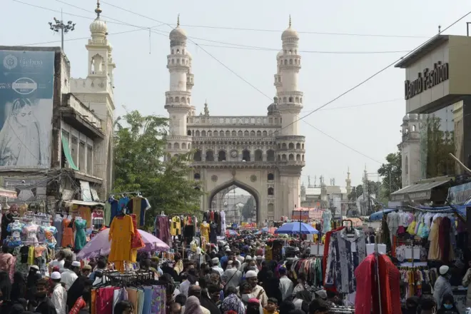 বিখ্যাত চারমিনার ও সংলগ্ন বাজার এলাকা