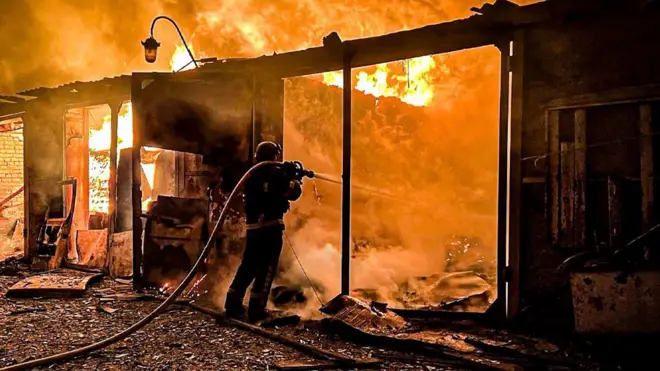 Umukozi wo mu gisata ca Ukraine kijejwe kuzimya imiriro y'ivyaduka ariko arwana n'umuriro watewe n'igitero c'Uburusiya