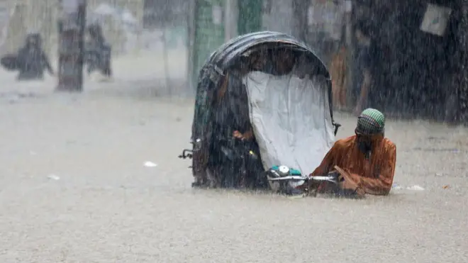 ভারী বৃষ্টিতে চট্টগ্রামে জলাবদ্ধতা