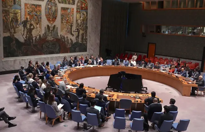 اعتمد مجلس الأمن الدولي قرارا يدعم مبادرة الحكم الذاتي التي تقدم بها المغرب عام 2007.