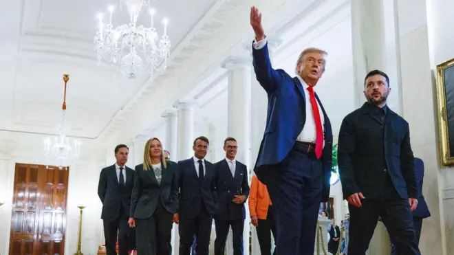 صورة للرئيس الأمريكي خلال استقباله الرئيس الأوكراني، وخلفهما عدد من القادة الأوروبيين، قبيل اجتماع عُقد في البيت الأبيض.