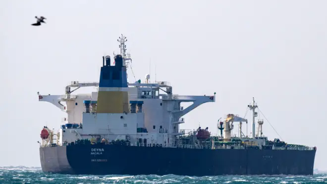 Нефтяной танкер под флагом Мозамбика Deyna у побережья Франции, 5 марта 2026 года. Предположительно, он принадлежит «теневому флоту» России