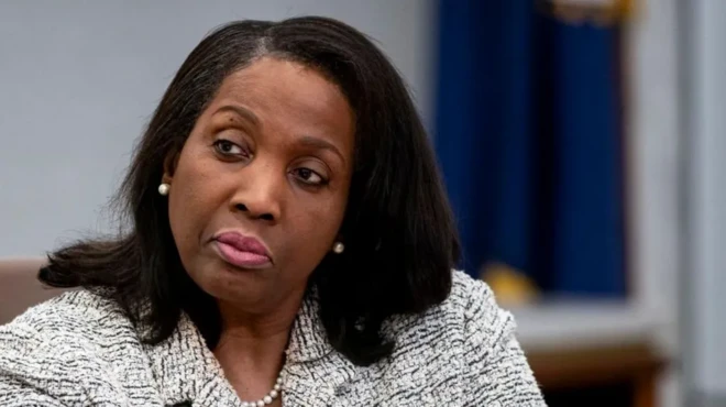 Женщина недоумевающе смотрит на кого-то