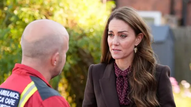 救急サービス職員と話すキャサリン英皇太子妃