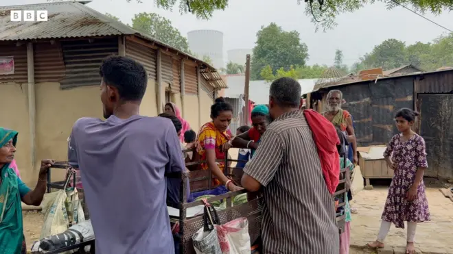 রূপপুর বিদ্যুৎ কেন্দ্রের কাছের একটি গ্রাম 