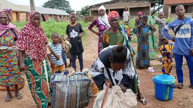 Aworan awọn olugbe ilu Gbẹdẹ ti wọn n di ẹru wọn lati fi ilu naa silẹ nitori ọrọ abo to mẹhẹ nibẹ.