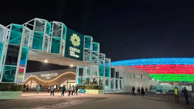 Здание, где проходит COP29, Олимпийский стадион в Баку, подсвечен в цвета флага Азербайджана.