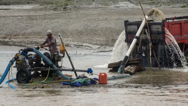 Pekerja menyedot pasir dari sungai ke atas truk menggunakan mesin di Sungai Palu, Sulawesi Tengah, Rabu (5/4)