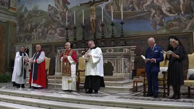 Captura de pantalla tomada del video proporcionado por Vatican Media del arzobispo de York Stephen Cottrell (segundo por la izquierda), el papa León XIV (tercero por la izquierda) y el rey Carlos III y la reina Camilla asistiendo a un servicio ecuménico en la Capilla Sixtina de la Ciudad del Vaticano, durante la visita de Estado a la Santa Sede. 