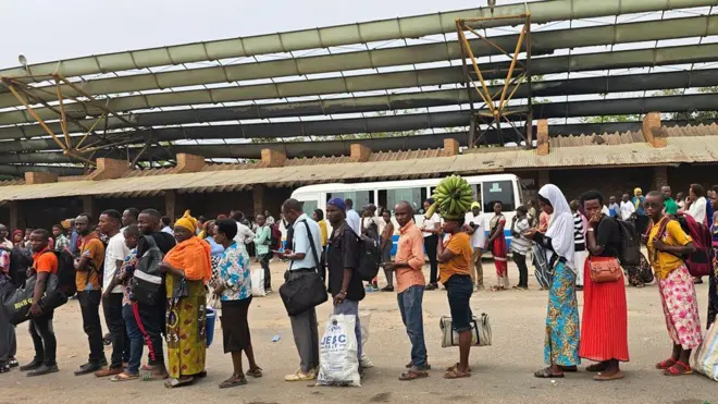 Abantu batondeye bisi ku gituro co hagati na hagati mu gisagara ca Bujumbura, impande y'ahahoze isoko nkuru, Mukakaro 2024