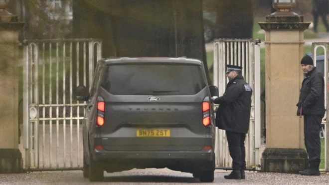 Un vehículo y un policía en la entrada del Royal Lodge, antigua residencia de Andrew Mountbatten Windsor