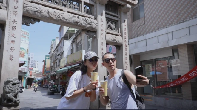 中国游客正在金门当地打卡拍照。
