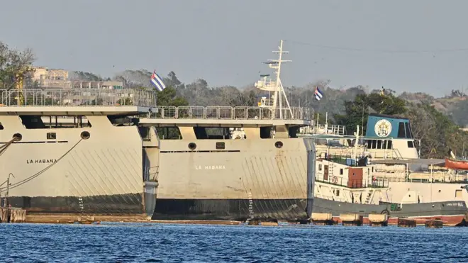 Buques guardacostas cubanos atracados en el puerto de La Habana el 25 de febrero de 2026.