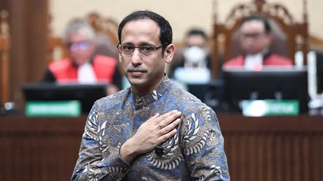 Terdakwa kasus dugaan korupsi pengadaan Chromebook dalam program digitalisasi pendidikan di Kemendikbudristek, Nadiem Anwar Makarim, bersiap mengikuti sidang pembacaan putusan di Pengadilan Tipikor, Jakarta, Selasa (30/06).