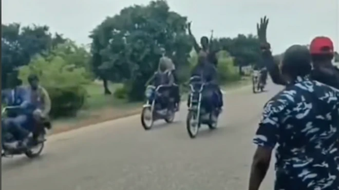 Awọn eeyan to wa lori ọkada, ọlọpaa wa ni apa kan 