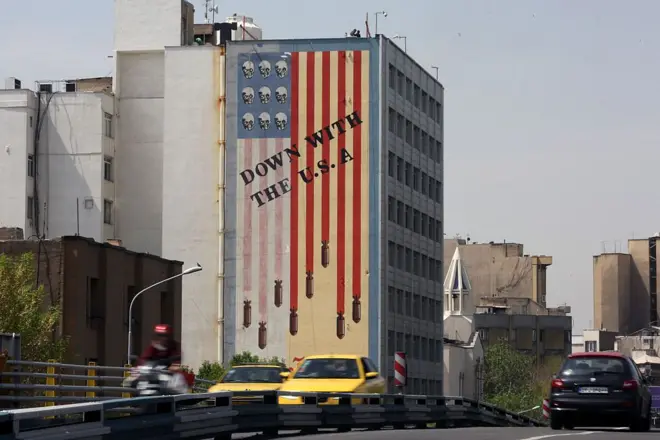Vue générale d'une fresque géante anti-américaine alors que les tensions entre l'Iran et les États-Unis se poursuivent et que les Iraniens vaquent à leurs occupations quotidiennes à Téhéran, en Iran, le 6 avril 2025. 