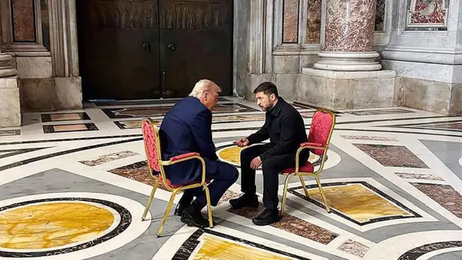 رئيس أوكرانيا، يلتقي الرئيس الأوكراني فولوديمير زيلينسكي (يمين) بالرئيس الأمريكي دونالد ترامب (يسار) خلال جنازة البابا فرانسيس في كنيسة القديس بطرس في الفاتيكان، في 26 أبريل 2025