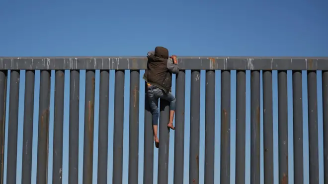 zid na granici amerike i meksika, migranti kod zida na američko-meksičkoj granici