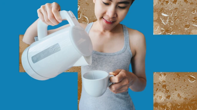 뜨거운 물을 컵에 따르고 있는 여성의 모습