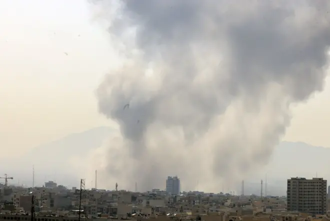 กลุ่มควันลอยขึ้นเหนือใจกลางกรุงเตหะราน ประเทศอิหร่าน หลังจากการโจมตีของอิสราเอล เมื่อ28 ก.พ. 