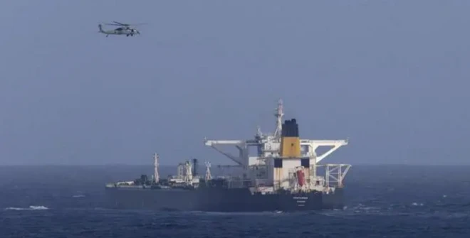 Navio-petroleiro no mar, com helicóptero sobrevoando
