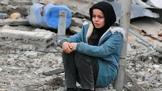 Una niña entre las ruinas de edificios en Gaza.