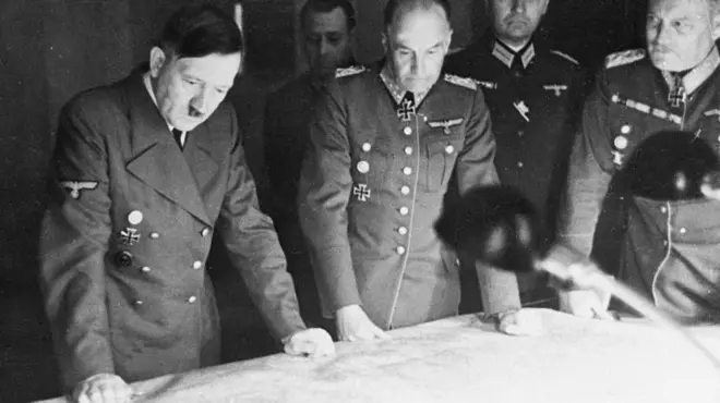 Hitler junto a miembros del Estado mayor del ejército nazi.