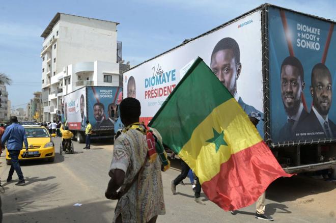 La caravane de la coalition du candidat Bassirou Diomaye Faye s'est mise en route pour leur campagne pour l'élection présidentielle devant le domicile d’Ousmane Sonko à la Cité Keur Gorgui à Dakar le 10 mars 2024. 