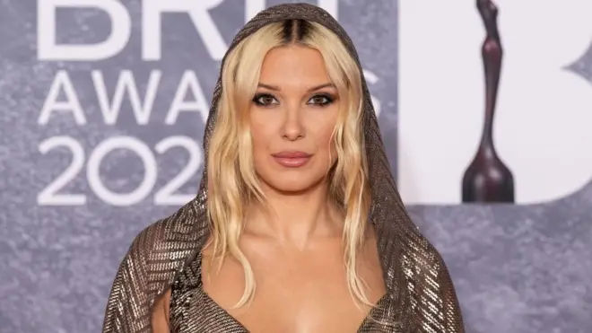 Millie Bobby Brown com figurino dourado no Brit Awards de 2025 