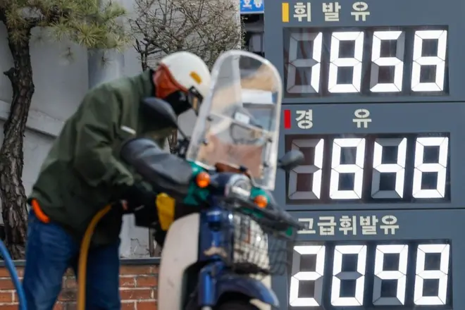 오토바이에 주유하는 한 남성