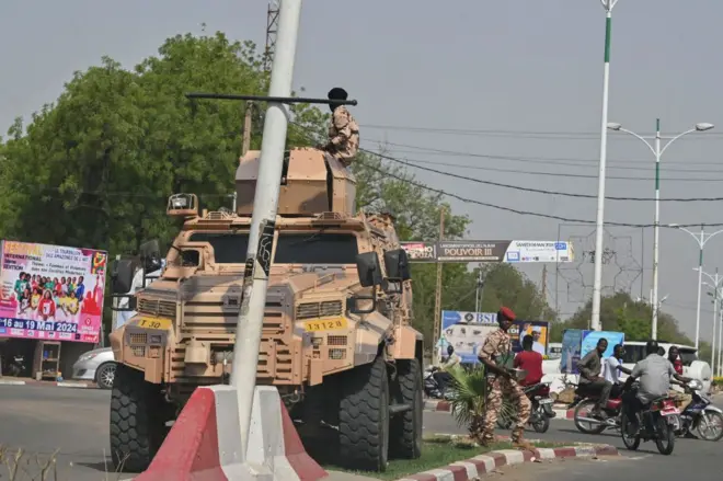 Un véhicule blindé de l'armée tchadienne est déployé à N'Djamena le 10 mai 2024, au lendemain de l'annonce des résultats de l'élection présidentielle au Tchad. 