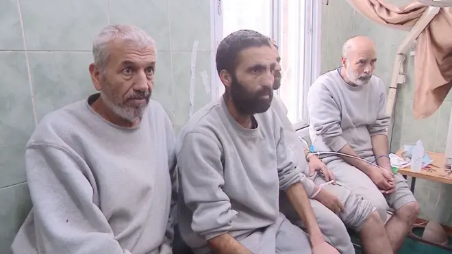 رجال فلسطينيين بعد الإفراج عنهم بعد أن اعتقلتهم اسرائيل شبه عراة