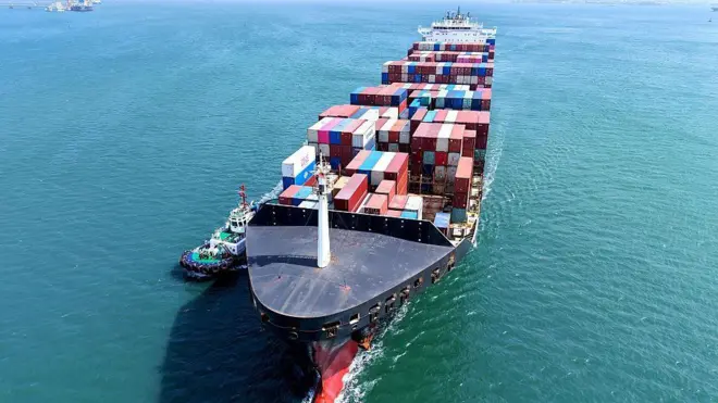 2025年4月16日星期三,一艘貨櫃船駛往中國山東省青島市的一個貨櫃碼頭。