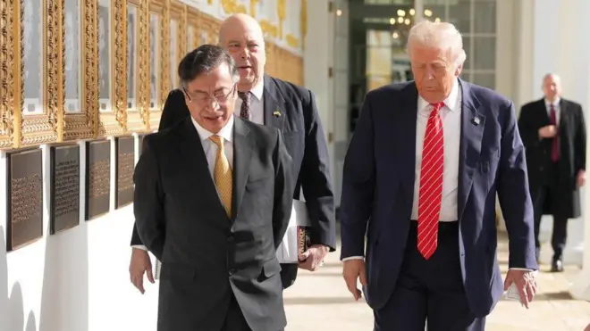 Gustavo Petro y Donald Trump caminan lado a lado en la Casa Blanca