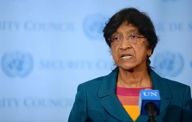 Navi Pillay falando em um microfone da ONU