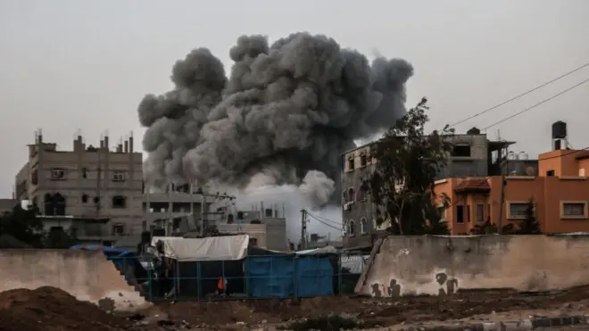 أعمدة الدخان تتصاعد بعد قصف إسرائيلي طال بناية في غزة
