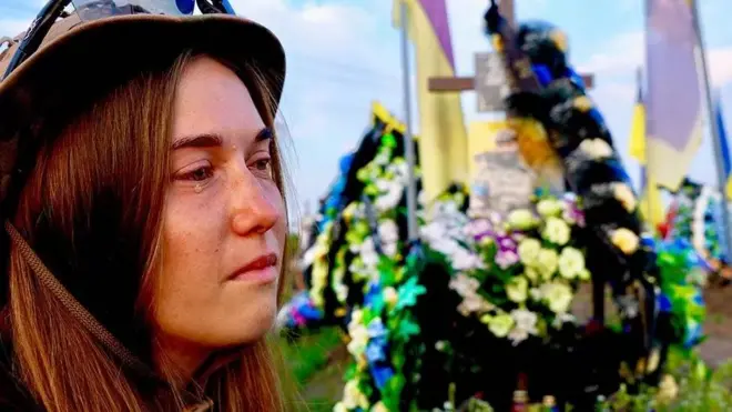 Oksana llorando ante la tumba de su esposo.