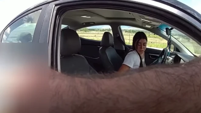 Imagem produzida por câmera corporal de policial mostra o momento da abordagem à estudante Caroline Dias Gonçalves em uma estrada no Colorado