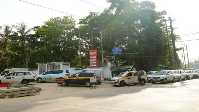 ရန်ကုန်မြို့က ဆီဆိုင်တစ်ဆိုင်မှာ ဆီတန်းစီနေတဲ့ ယာဥ််တွေ