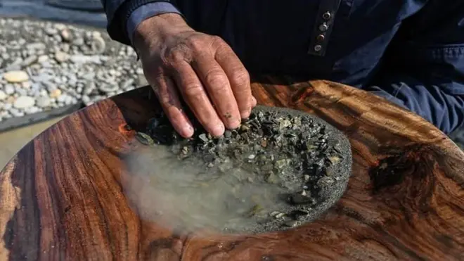 मशीनरी से माइनिंग ज़्यादा मुनाफ़ा देती है, लेकिन इससे हवा, पानी, ज़मीन और ग्लेशियर- सब प्रभावित हो रहे हैं