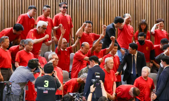 특검법 통과에 기뻐하는 해병대 예비역 연대